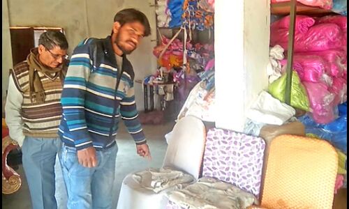 कट्टा अड़ाकर लूटा, लाखों की चोरी