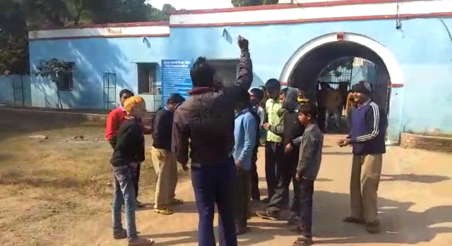 माधव अंध आश्रम में बासी खाना परोसने पर छात्रों का हंगामा