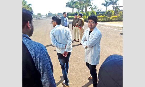 भारी पुलिस बल, बज्र वाहन सहित साक्षी मेडीकल कॉलेज पहुँचे एसपी, डाले ताले