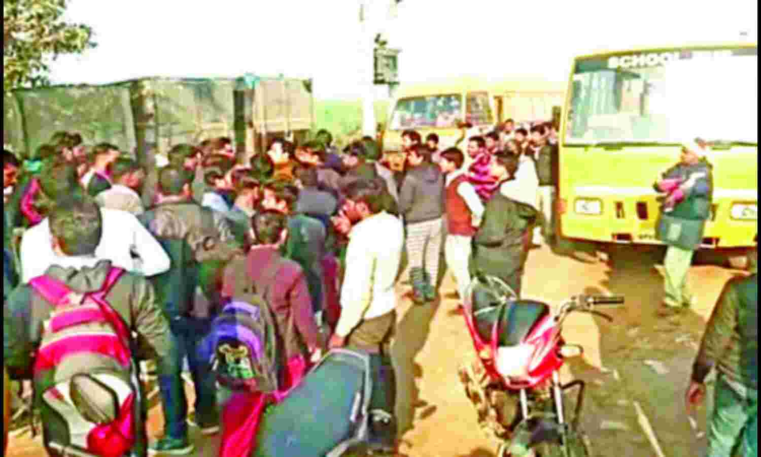 स्कूली बस पर पथराव, छात्रों के साथ हुई मारपीट स्कूली बस पर पथराव, छात्रों के साथ हुई मारपीट