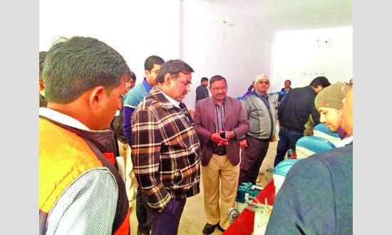 डीएम ने वेयर हाउस में ईवीएम, वीवीपैट की एफ एलसी का निरीक्षण किया