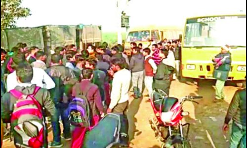 स्कूली बस पर पथराव, छात्रों के साथ हुई मारपीट