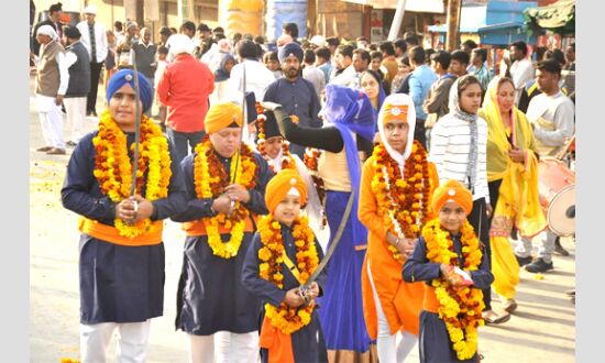 गुरु गोविंद सिंह के प्रकाश पर्व के उपलक्ष्य में निकली भव्य शोभायात्रा