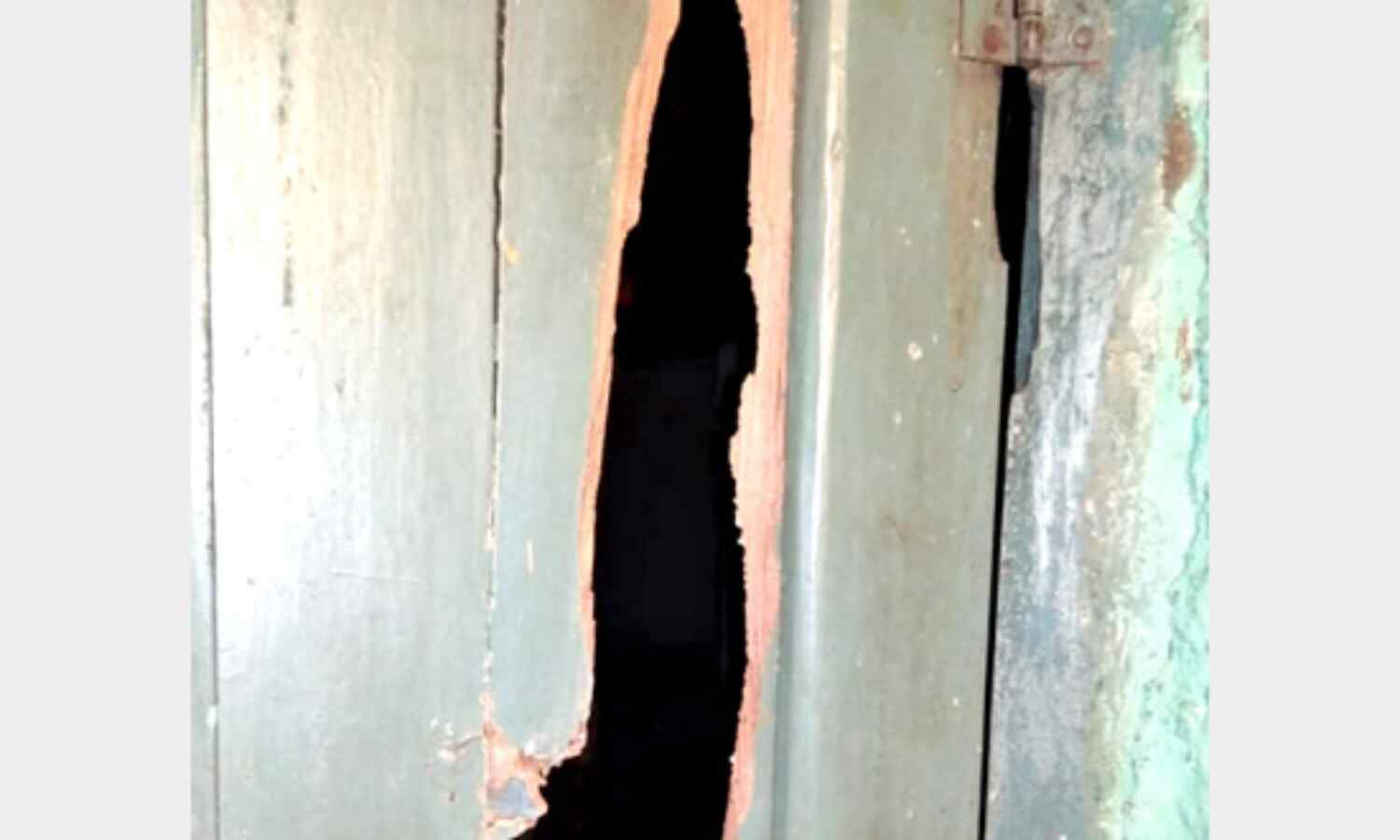 दिनदहाड़े दरवाजा तोड़कर घर में घुसे चोर