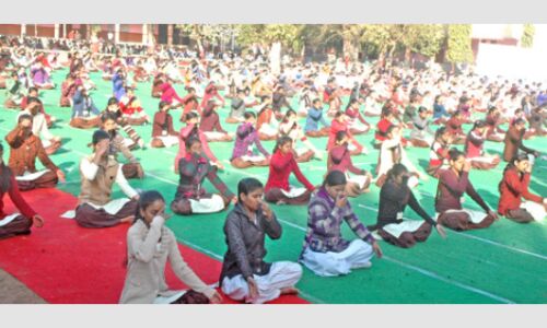 हाथ जोड़कर बोले सभी : ऊँ सूर्याय नम: