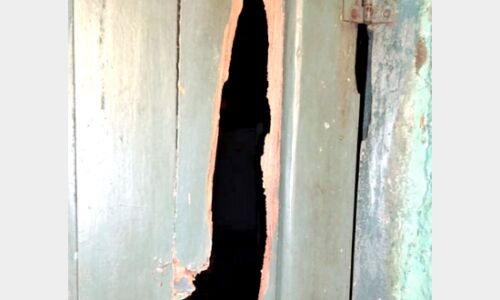 दिनदहाड़े दरवाजा तोड़कर घर में घुसे चोर