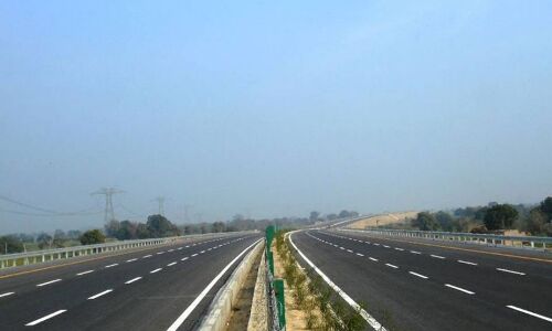 यमुना एक्सप्रेस वे पर हादसे में पिता-पुत्र समेत तीन की मौत