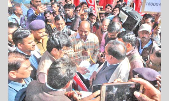 देवास के मजदूरों ने गुना में रैली निकालकर सौपा श्रम मंत्री को ज्ञापन