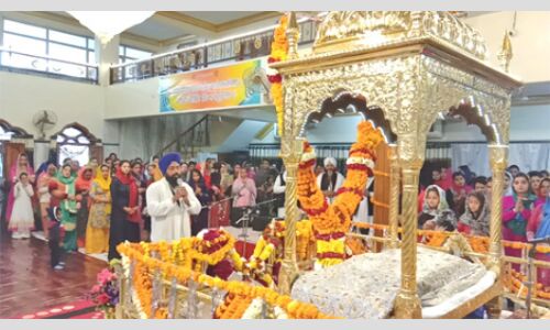 गुरुद्वारे में मत्था टेककर चखा लंगर