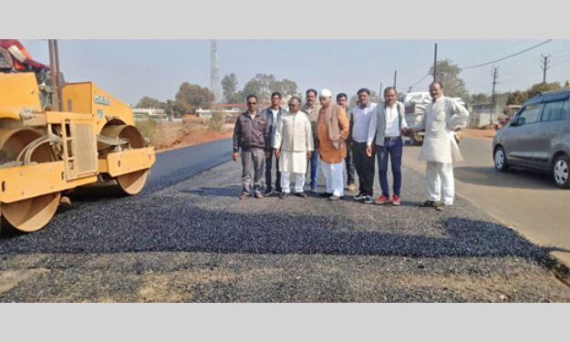 ओवरब्रिज से मारुति शोरुम तक डेढ़ किलोमीटर लंबी और 82 फिट चौड़ी सड़क बनाने शुरु हुआ डामरीकरण