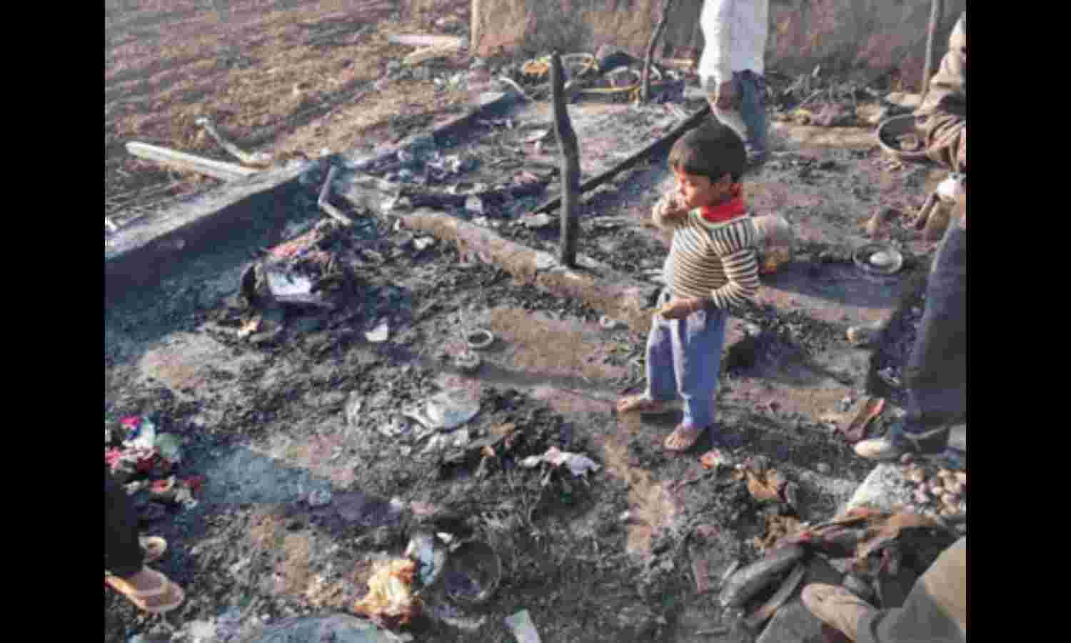 तिनका-तिनका जोडक़र बनाए थे आशियाने, जमाई थी गृहस्थी,  आँखों के सामने सब राख में बदले