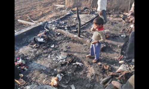 तिनका-तिनका जोडक़र बनाए थे आशियाने, जमाई थी गृहस्थी,  आँखों के सामने सब राख में बदले