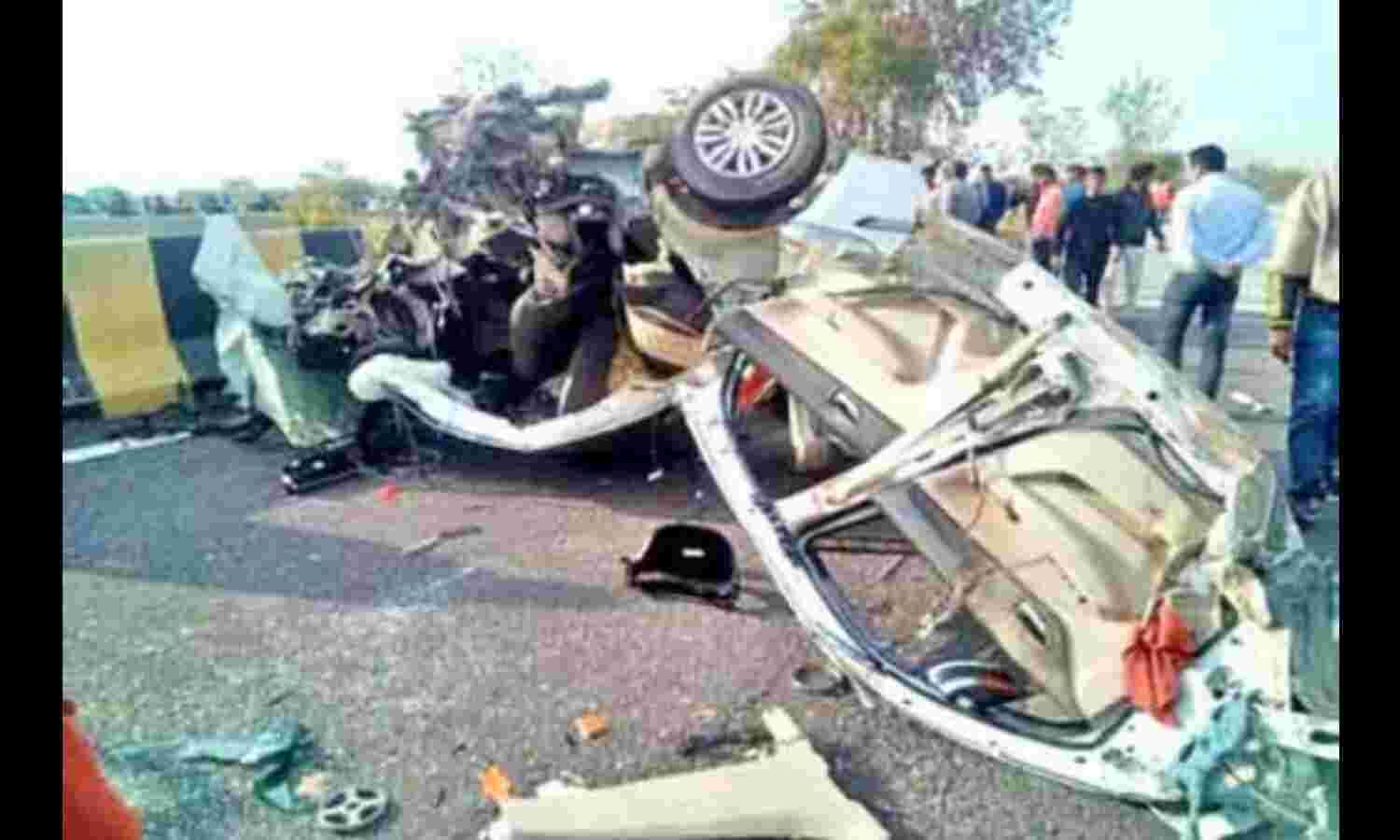 तेज रफ्तार स्विफ्ट कार डिवाइडर से टकराकर पलटा खाई, व्यापारी की दर्दनाक मौत