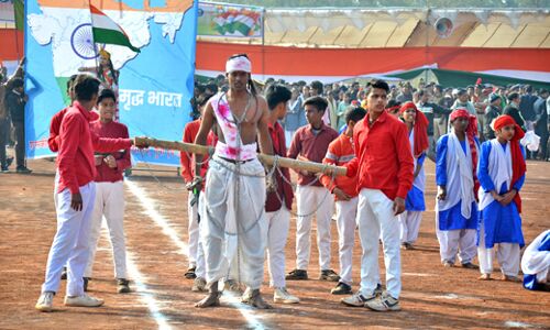 पहली बार 162 छात्र-छात्राओं के कैडेट्स समूह ने किया मार्चपास्ट