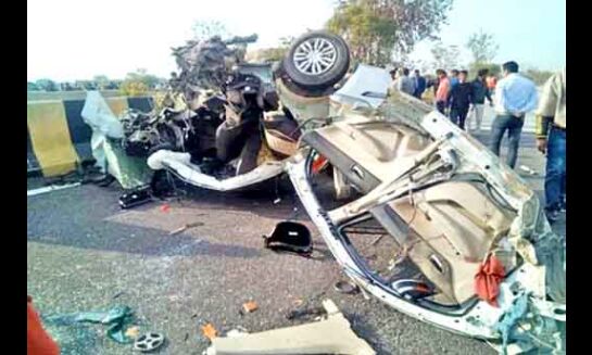 तेज रफ्तार स्विफ्ट कार डिवाइडर से टकराकर पलटा खाई, व्यापारी की दर्दनाक मौत