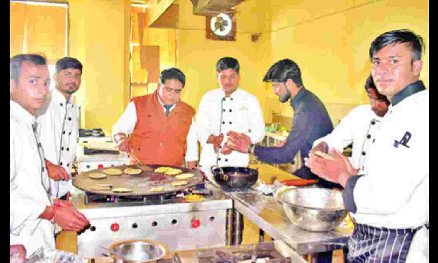 संस्कृति यूनिवर्सिटी के छात्र-छात्राओं ने बनाए लजीज व्यंजन