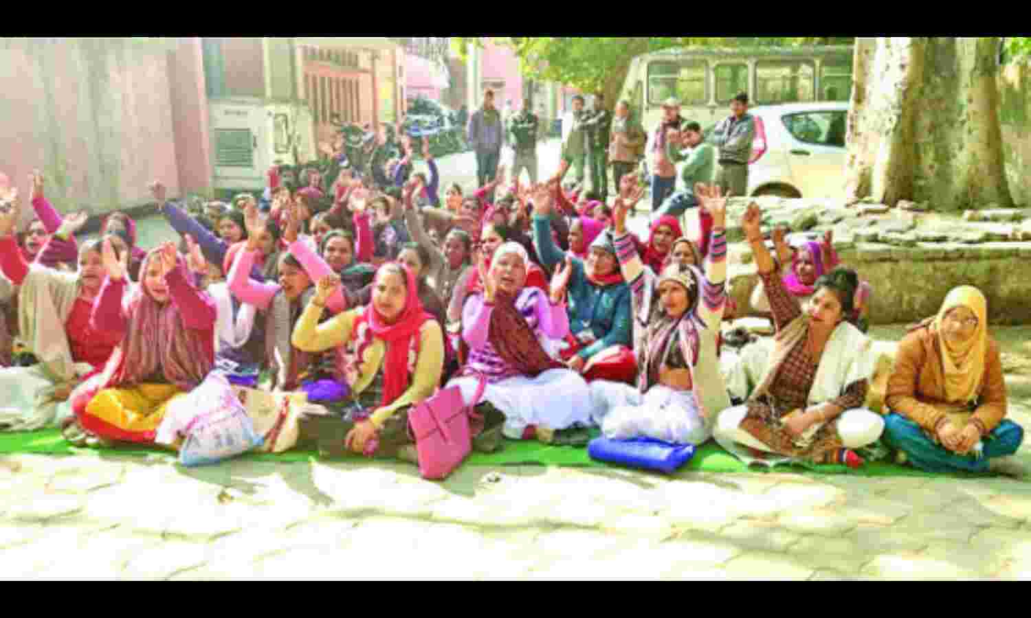 सीएमओ कार्यालय पर 10वें दिन भी जारी रहा स्वास्थ्य कर्मियों का धरना