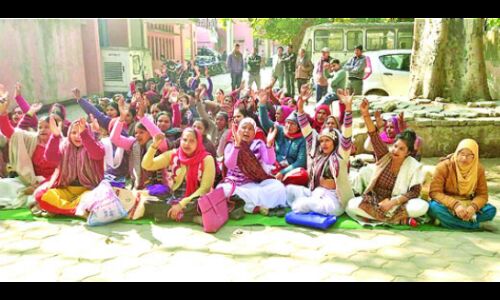 सीएमओ कार्यालय पर 10वें दिन भी जारी रहा स्वास्थ्य कर्मियों का धरना