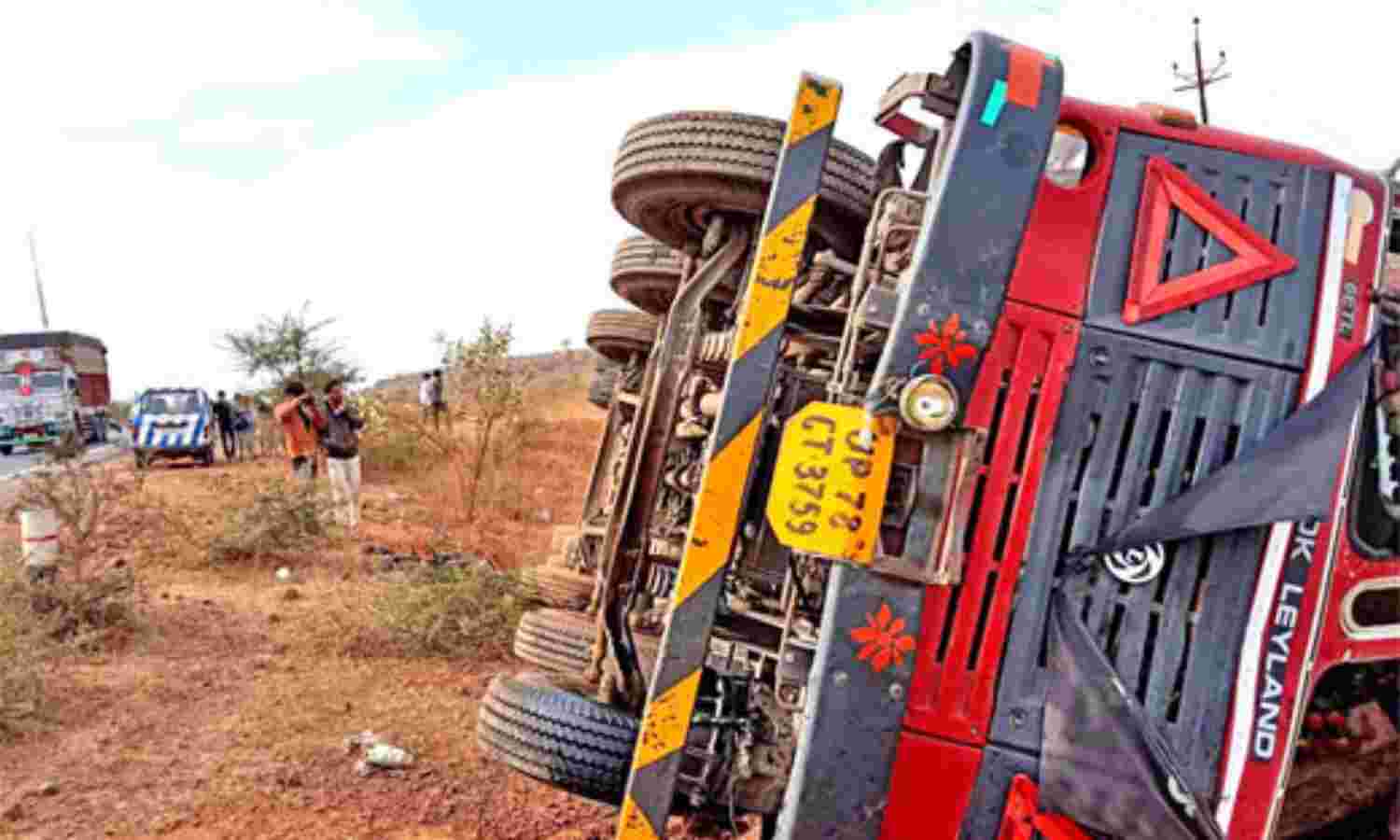 बाईक सवार तीन युवकों को ट्रक ने मारी टक्कर