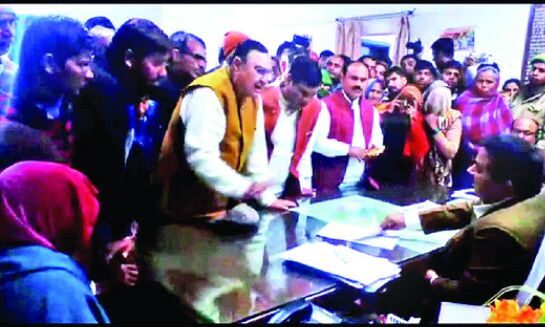 तीन दिन पूर्व गायब छात्र का पता लगाने को डीएम से लगाई गुहार