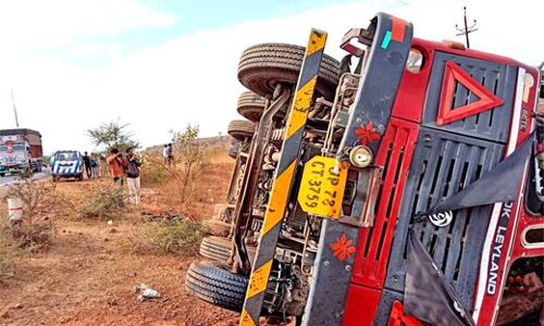 बाईक सवार तीन युवकों को ट्रक ने मारी टक्कर