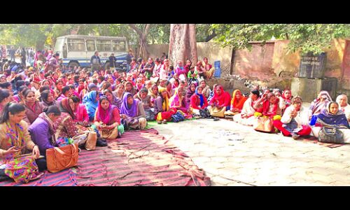 संविदा कर्मियों और आशाओं की छह मांगे मानने पर हड़ताल समाप्त