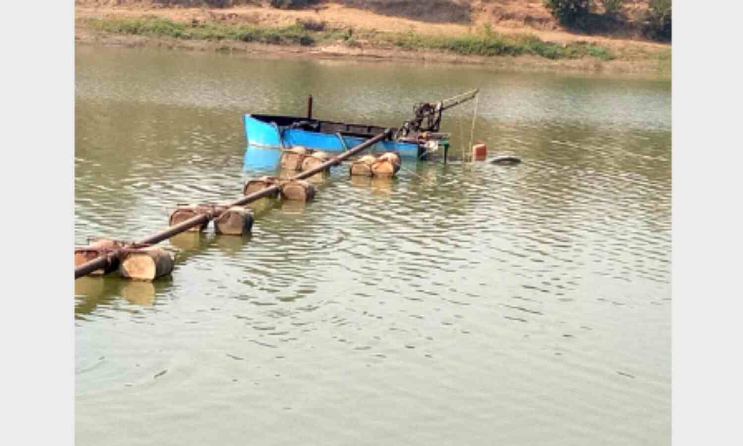 पनडुब्बी तोड़ी, जेसीबी को किया जब्त