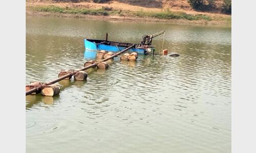 पनडुब्बी तोड़ी, जेसीबी को किया जब्त