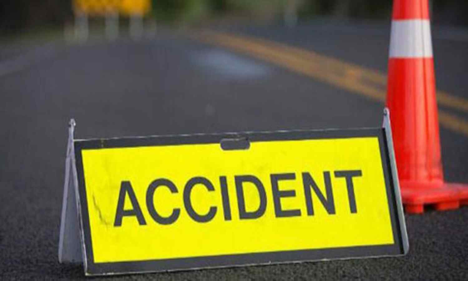 यूपी के पीलीभीत में बस-कार की टक्कर, पांच लोगों की मौत