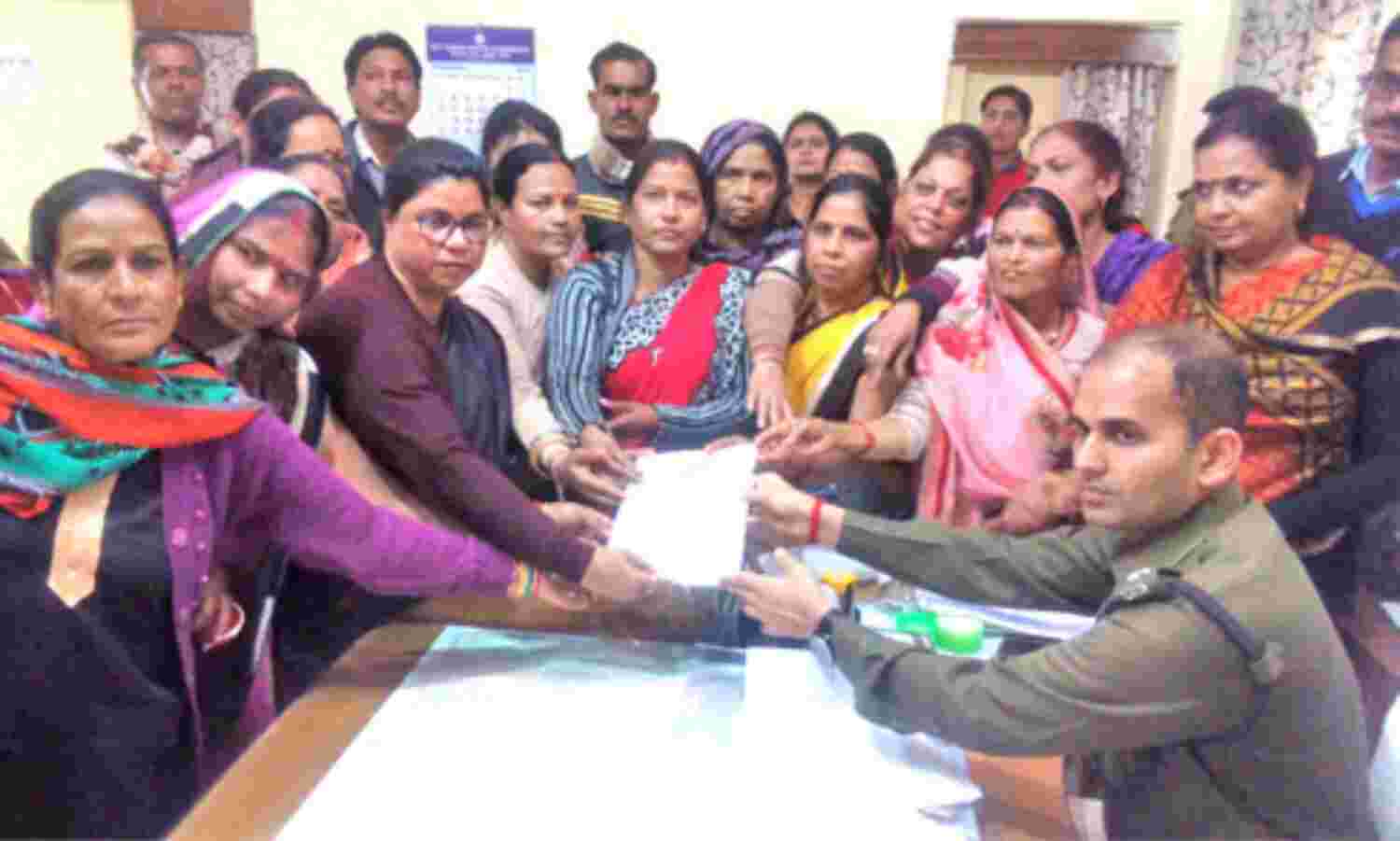 प्रियंका पर अशोभनीय टिप्पणी को लेकर महिला कांग्रेस ने सौपा ज्ञापन प्रियंका पर अशोभनीय टिप्पणी को लेकर महिला कांग्रेस ने सौपा ज्ञापन