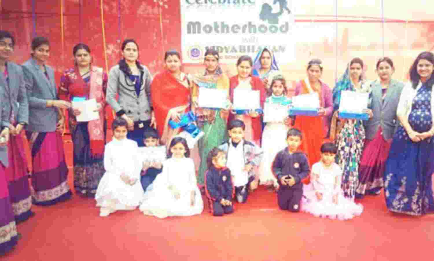 विद्या भवन स्कूल में मातृत्व दिवस का आयोजन
