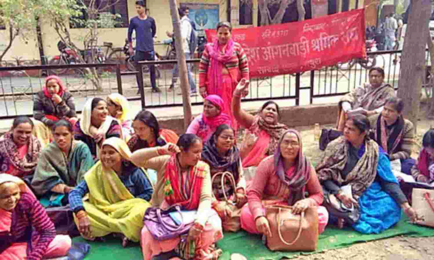 आंगनबाड़ी कार्यकत्रियों ने प्रदर्शन कर दिया धरना