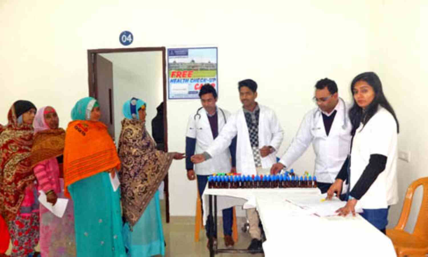 संस्कृति होम्योपैथिक चिकित्सालय के विशेषज्ञों ने किया स्वास्थ्य परीक्षण