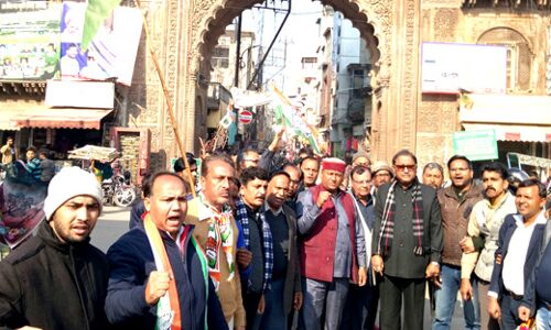 महात्मा गांधी के अपमान के विरोध में कांग्रेसियों ने निकाला पैदल मार्च