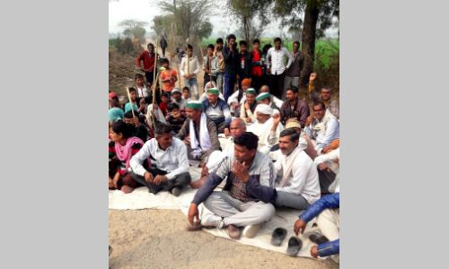 जल भराव को लेकर ग्रामीणों ने जाम किया शेरगढ़ नौहझील मार्ग