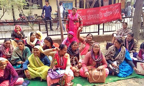 आंगनबाड़ी कार्यकत्रियों ने प्रदर्शन कर दिया धरना