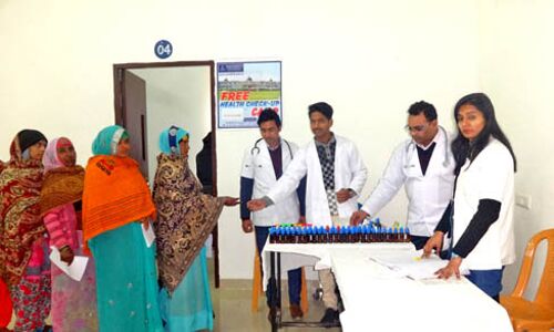 संस्कृति होम्योपैथिक चिकित्सालय के विशेषज्ञों ने किया स्वास्थ्य परीक्षण