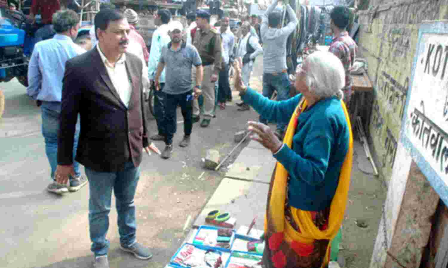 अम्मा अपना सामान हटा लो नहीं तो भरकर ले जाएंगे बेटा मेरी इस छोटी सी दुकान से कौन सा नुकसान है ?