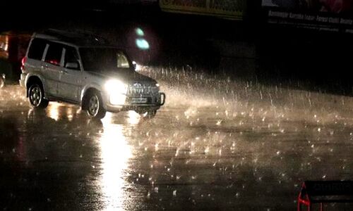 माघ में श्रावण का नजारा, तेज हवाओं के साथ झमाझम बरसात