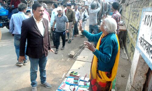 अम्मा अपना सामान हटा लो नहीं तो भरकर ले जाएंगे बेटा मेरी इस छोटी सी दुकान से कौन सा नुकसान है ?
