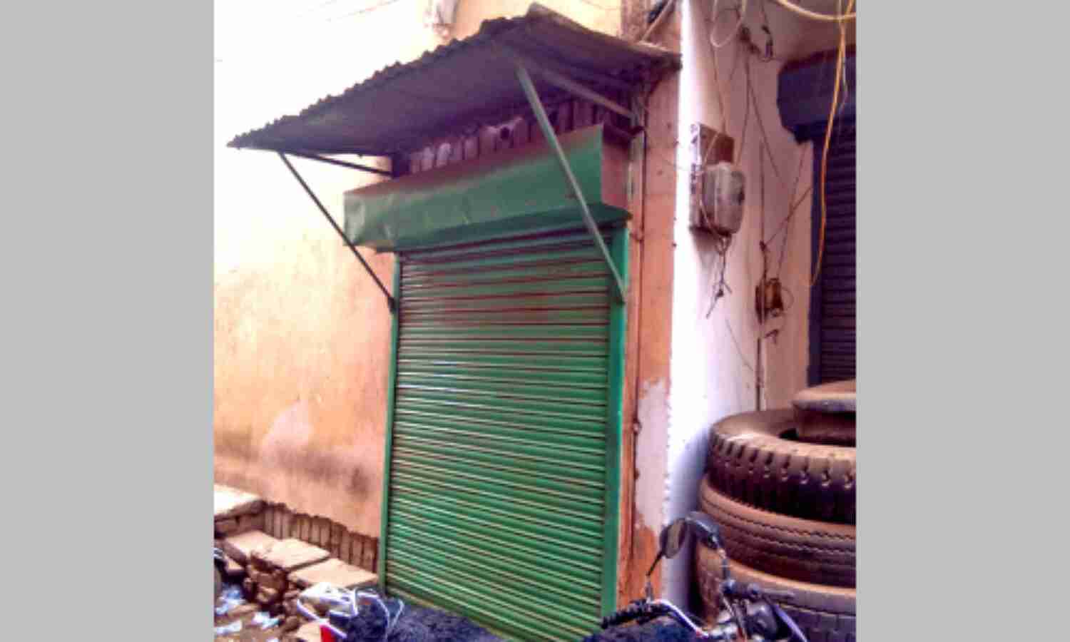 रातों रात शटर लगाकर चुनवा दी दीवार