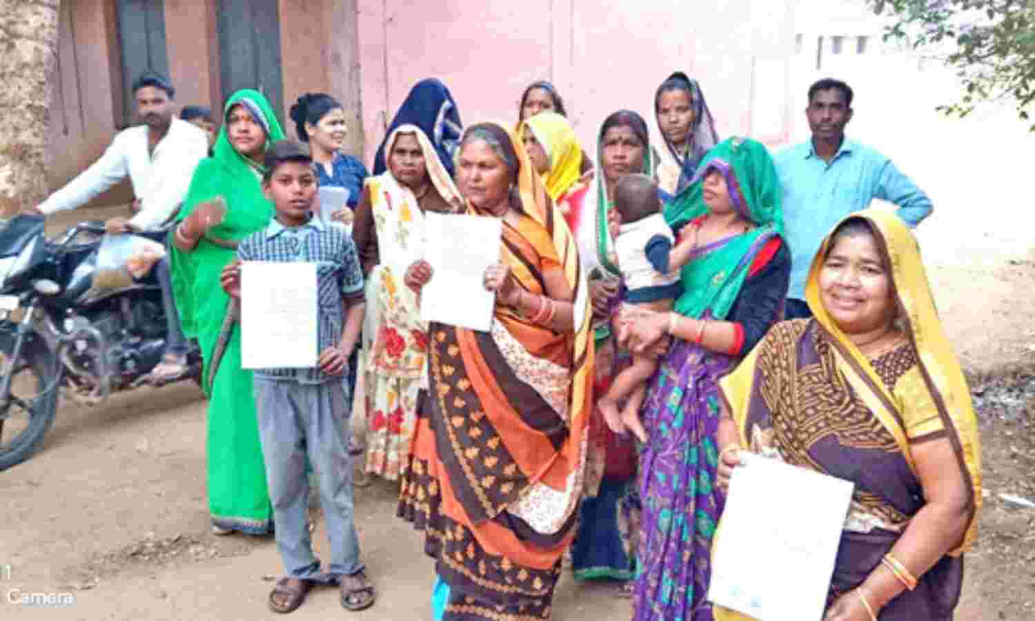 आवागमन के लिए रहवासियों ने की रास्ता देने की मांग