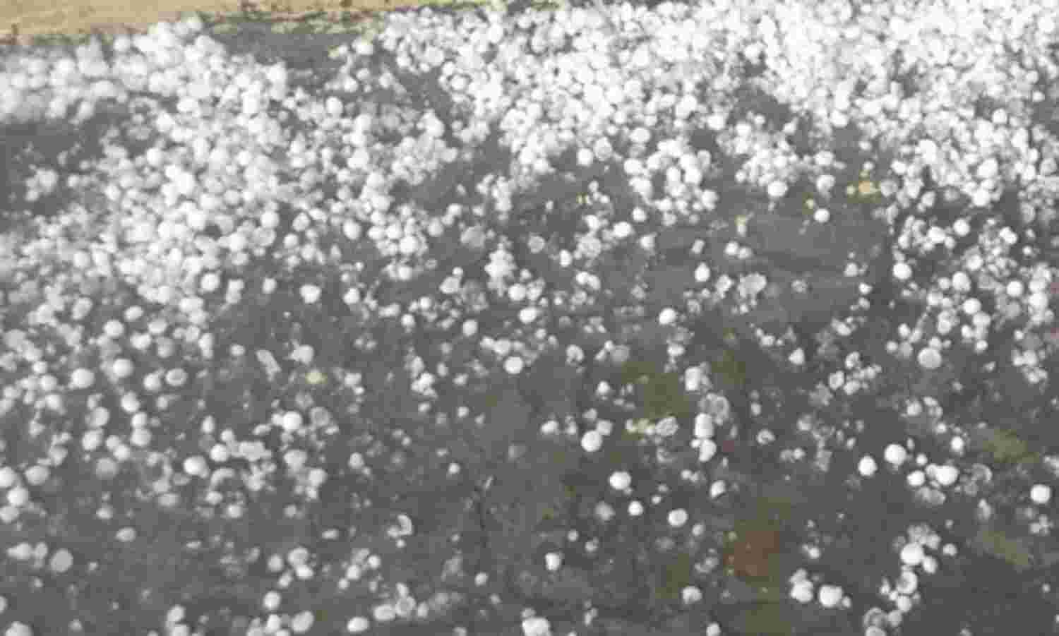 बारिश के साथ गिरे ओले, शीतलहर से कांपे लोग