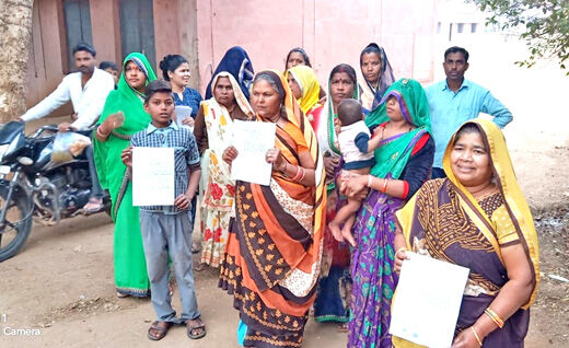 आवागमन के लिए रहवासियों ने की रास्ता देने की मांग