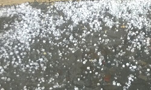 बारिश के साथ गिरे ओले, शीतलहर से कांपे लोग