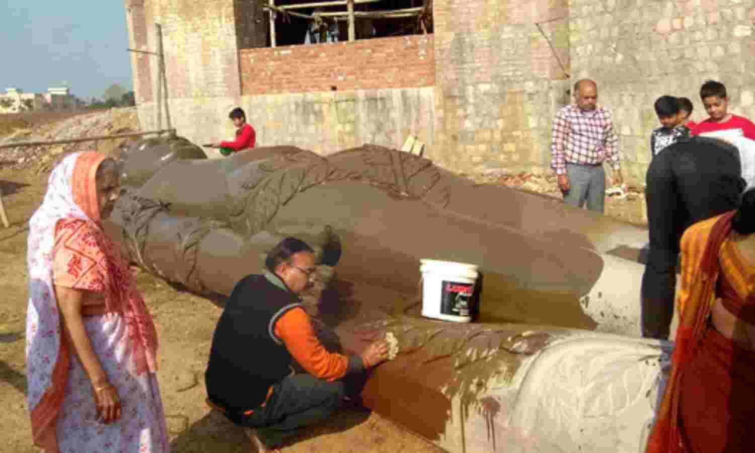 ग्वालियर की तीन क्रेनों से आज 50 फिट के ढांचे पर स्थापित होगी 31 फिट की भगवान बाहुबली की प्रतिमा