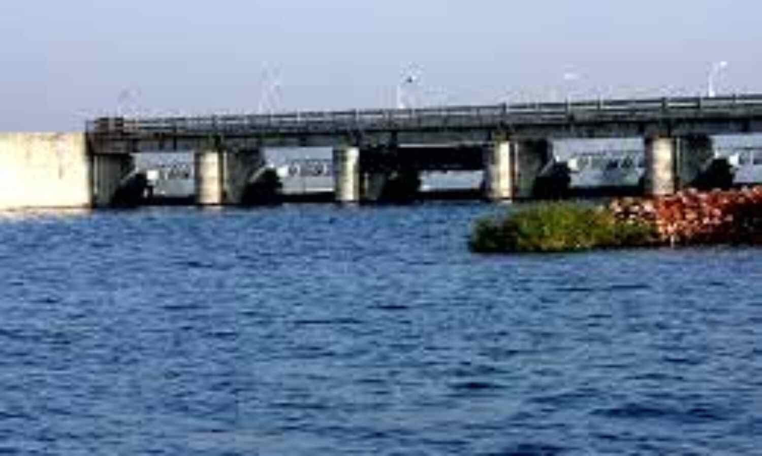 तिघरा में गेट को छूने लगा पानी, जलस्तर 736.80