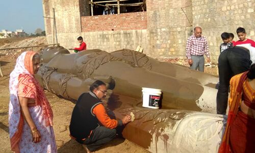 ग्वालियर की तीन क्रेनों से आज 50 फिट के ढांचे पर स्थापित होगी 31 फिट की भगवान बाहुबली की प्रतिमा