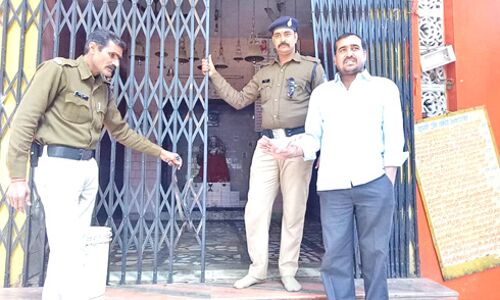 माँ दुर्गा मंदिर में चोरों का धावा