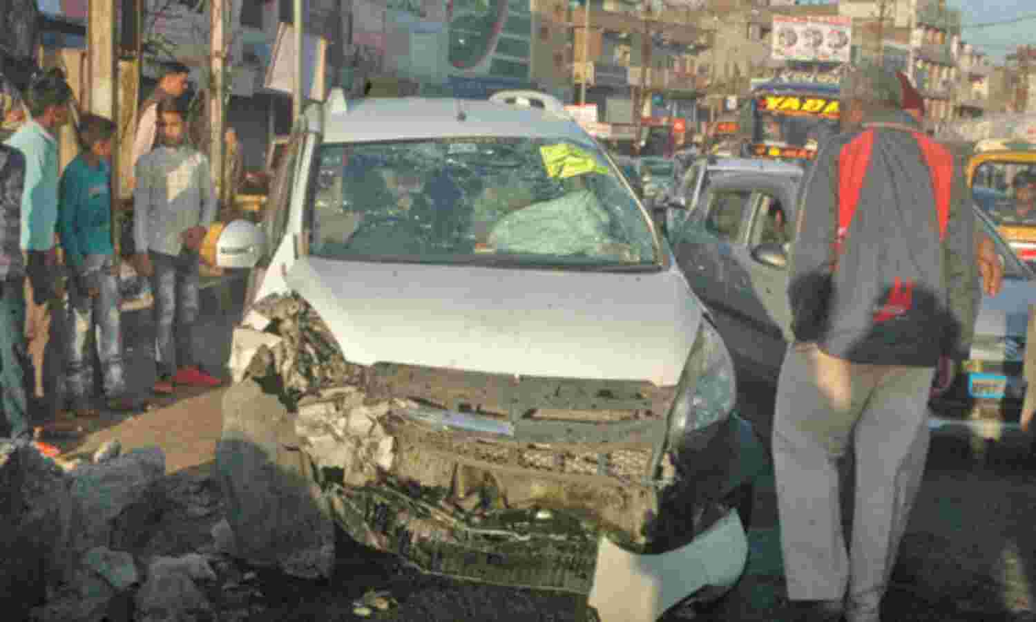 बड़े पुल से नीचे गिरने से बची कार बड़े पुल से नीचे गिरने से बची कार